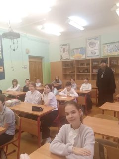 Посещение настоятелем Никольского храма открытого урока во 2-м корпусе МОУ СОШ № 18 им. Н.В. Менчинского в Павловском Посаде