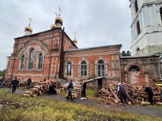Помощь студентами Ликино-Дулевского политехнического колледжа в благоустройстве Ахтырского храма деревни Яковлево — фото 4