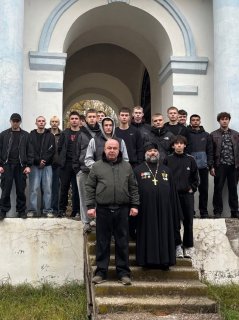 Помощь студентами Ликино-Дулевского политехнического колледжа в благоустройстве Ахтырского храма деревни Яковлево — фото 5