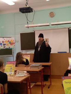 Посещение настоятелем Никольского храма открытого урока во 2-м корпусе МОУ СОШ №18 — фото 2