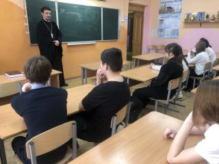 Занятие о православной книге в МОУ СОШ №18 им. Н.В. Менчинского (корп. 2)