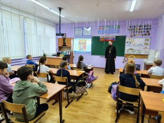 Урок в Середниковской школе настоятелем Троицкого храма с. Шарапово