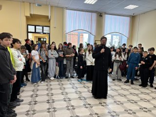 Посещение священником праздника в гимназии