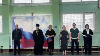 Поздравление настоятеля Троицкого храма деревни Аверкиево с Днём защитника Отечества в Рахмановской СОШ (Евсеевский корпус)