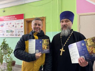 Вручение буклетов Синодального миссионерского отдела в Рахмановской СОШ (Ефимовский корпус)
