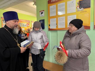 Вручение буклетов Синодального миссионерского отдела в Рахмановской СОШ (Ефимовский корпус) — фото 2